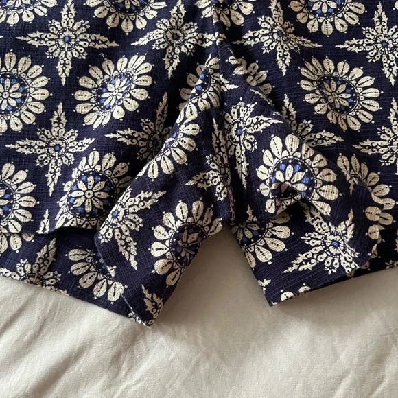 Anthropologie Elevenses Navy Floral Medallion Shorts Size 12 Boho Chic - Picture 5 of 16